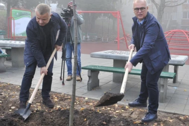 (FOTO) Vesić otvorio obnovljeni parkić u naselju Miljakovac 2