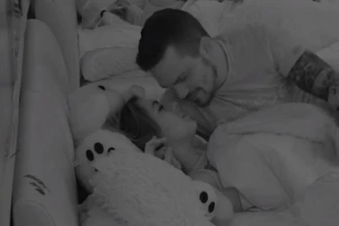 (VIDEO) Ne mogu jedno bez drugog: Bane i Ivana razmenjivali nežnosti, sve prštalo od strasti!