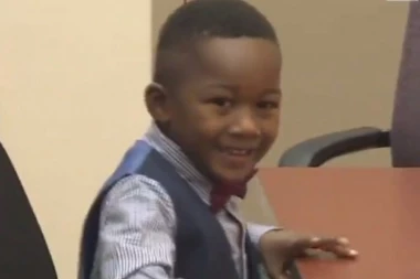 (VIDEO) Suze same kreću! Mališan pozvao ceo vrtić na sud da vide kako ga USVAJAJU novi roditelji