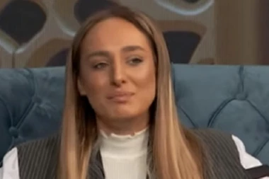 (FOTO) ISPLIVALA DO SADA NEOBJAVLJENA FOTKA LUNE IZ ZATVORA: Život je kučka!