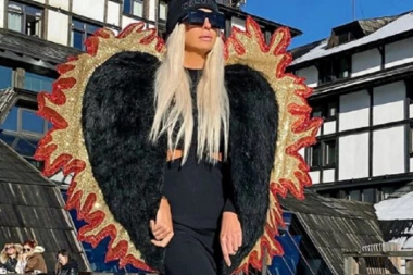 Diktira trendove i na snegu: Dok su svi na Kopaoniku u jaknama, JK se pojavila pred svima u spektakularnom kostimu!