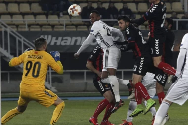 Vardar je jesenji prvak u Makedoniji, ali cela zemlja bruji o provokaciji golmana Gačevskog upućeno Škendiji!