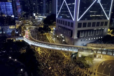 Korona u Kini završena? Žestoki sukobi policije i demonstranata u Hongkongu
