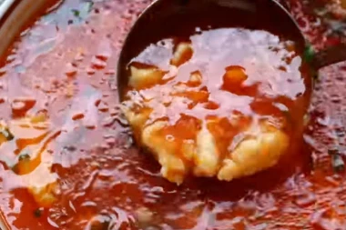 (VIDEO) Naša preporuka za hladne dane: Paradajz čorba da vas najslađe ugreje