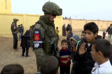 (VIDEO) Ruska vojska ušla u uporište Islamske države, deca i stanovništvo oduševljeno dočekali oslobodioce