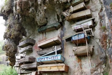 Bizaran običaj na Filipinima: Kovčezi sa mrtvima vise sa litice?!