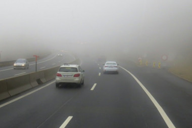 VOZAČI, OPREZ: Magla i jak vetar otežavaju kretanje saobraćaja