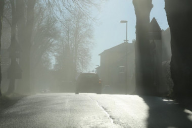 Magla i poledica velika opasnost za vozače: Dežurne službe posipaju kritične deonice