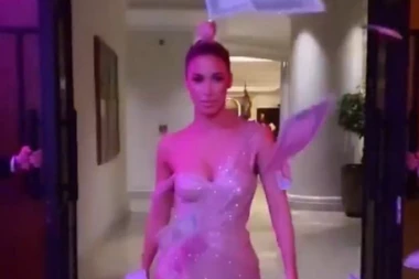 Prvo su se zgražavali, a onda raznežili: Srpska blogerka bacala novac po lokalu za rođendan, a potom je OVO rasplakalo javnost!