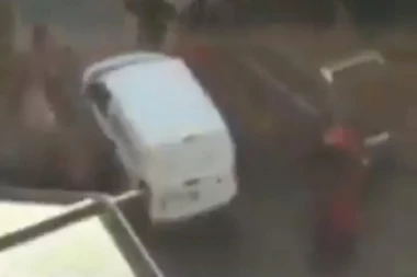 (VIDEO) Migranti hteli da prekinu povorku posvećenu Svetom Nikoli, a onda je policija žestoko odgovorila na besramnu provokaciju