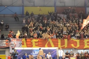 (VIDEO) Crveno-bela predigra u Pireju za meč sezone: Navijači Zvezde i Olimpijakosa već zagrmeli!