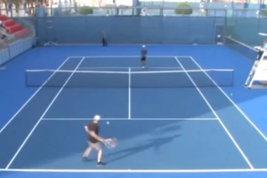 Najgori teniser u istoriji: Ne zna da drži reket u ruci, izgubio sve poene, a tata mu kupio mesto na turniru!