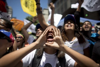 (FOTO) Žene odlepile za bizarnim trendom! Napumpane idu u zaborav, sad se rade "đavolje usne"