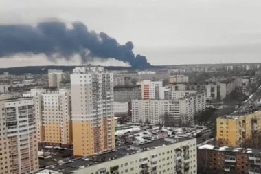 (VIDEO) OGROMAN POŽAR U RUSIJI! Gori fabrika boja i lakova, 70 vatrogasaca izvlači povređene i bori se sa vatrenom stihijom