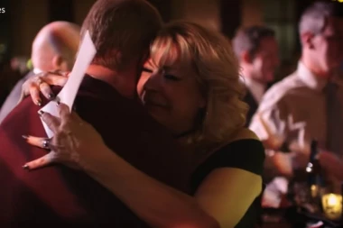 (VIDEO) Ljudi plakali u neverici: Direktor častio 198 zaposlenih sa po 50.000 DOLARA, ali ne samo to