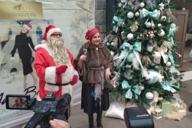 Novogodišnja čarolija na Topčideru: Ana Bekuta se provozala kočijom sa Deda Mrazom!