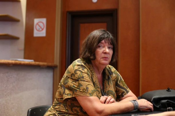 GORICU POPOVIĆ U OVAKVOM IZDANJU JOŠ NISTE VIDELI! Glumica stavila MAČKASTE NAOČARE, pa slikala SELFI!