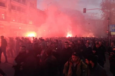 (VIDEO/FOTO) Preko 10.000 judi u korteu: Fanstastična atmosfera u Atini! Bratske grupe okupirale grad, baklje, pesme , skandiranja!