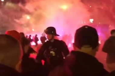 RAT NA ULICAMA NAPULJA: Navijači Ajntrahta napravili HAOS - zapaljeni automobili, sevaju flaše i kamenice (VIDEO)