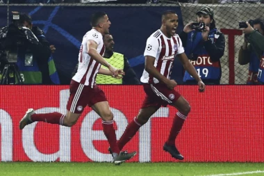 (VIDEO) Arsenalova grčka tragedija i velika crveno-bela žurka u Londonu: Olimpijakos u 120. minutu utišao prestonicu Engleske!