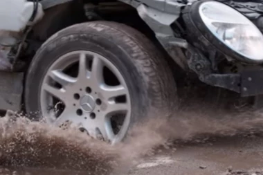 (VIDEO) Evo šta rupe na putevima čine našim automobilima!