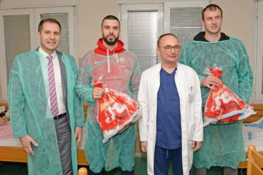 Kompanija "Dunav osiguranje" poklonila je svojim najmlađim prijateljima   iz Tiršove novogodišnje paketiće