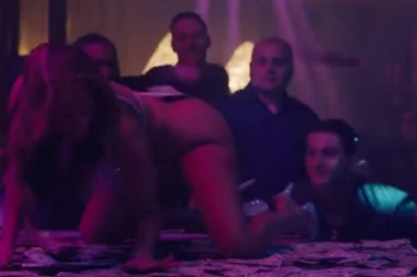 (VIDEO) Ostaviće je verenik? Pojavio se snimak na kojoj Dženifer Lopez muškarci trpaju novac u gaćice!
