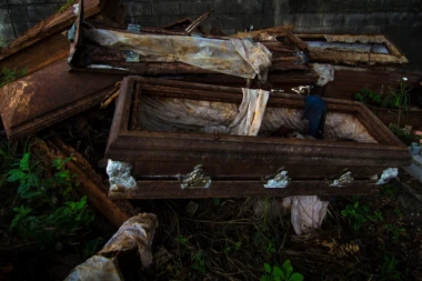 (FOTO) Tri dana ležala u KOVČEGU, krenuli su da je KREMIRAJU, a onda je NAIŠAO MUŽ!