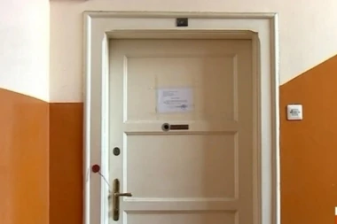 Niko nije osetio miris leša, sanduče puno računa, a nigde izvršitelja: Majstori provalili u stan Božinovića zatekli skelet i strahotu