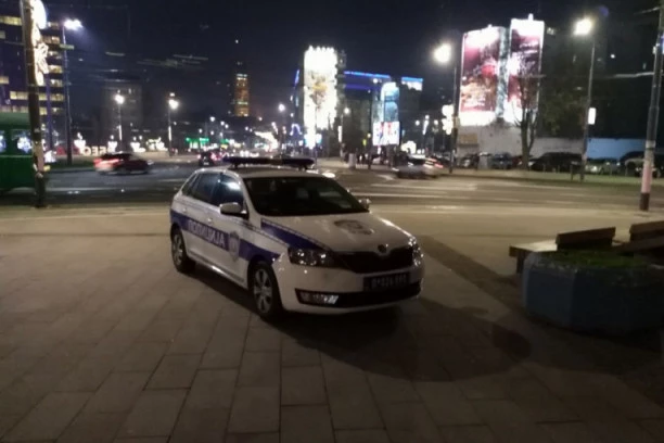 LJUDI SE OKUPILI U NEVERICI: Šok scena nakon sudara u Beogradu (FOTO)