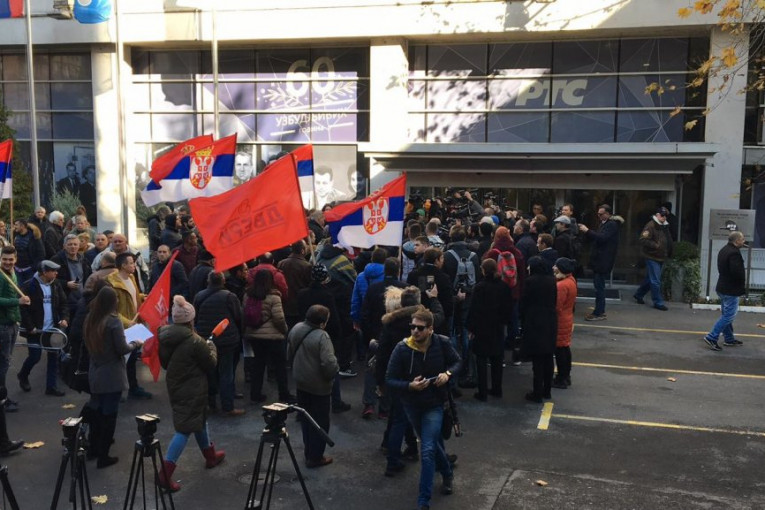 (FOTO) Lideri opozicije opkolili RTS! Jeremić na glavnom ulazu, Obradović na drugom, Đilas na trećem