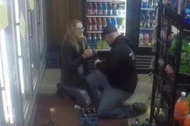 (VIDEO) Sateran u ćošak! Pljačkaš ga naterao da zaprosi devojku