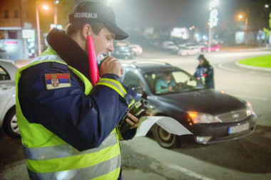 MISLILI DA JE ALKOTEST POLUDEO: Policajci zaustavili vozača kod Rume, a kad su mu izmerili nivo alkohola u krvi - OSTALI SU BEZ REČI!