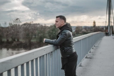 (VIDEO) GRMI! Milan Milošević objavio novu autobiografsku pesmu: Poslušajte kako zvuči!