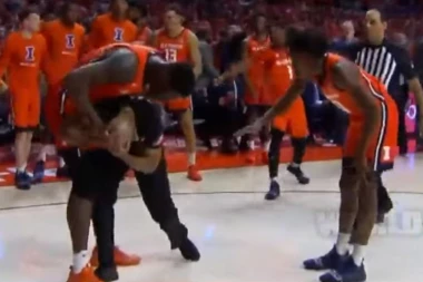 (VIDEO) Eh ta koledž košarka: Brutalnim nokautom patosirao sudiju!