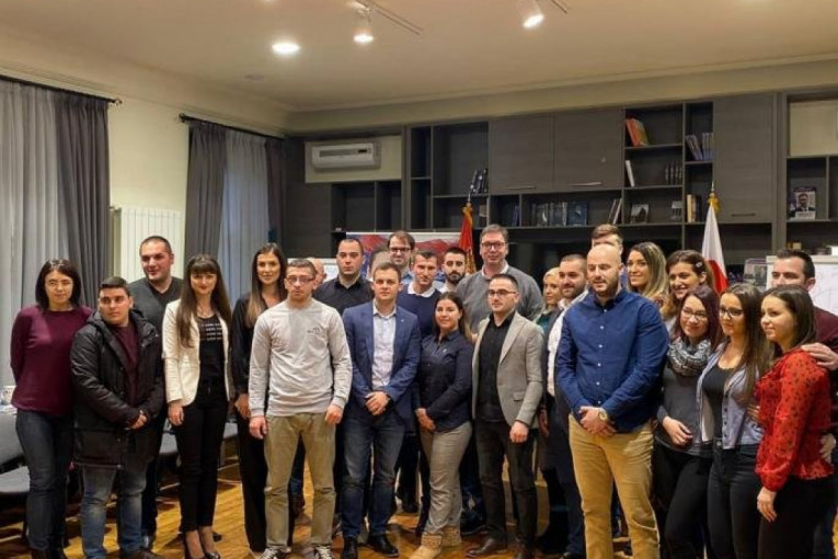 (FOTO) "Danas sam posebno srećan": Vučić se sastao sa omladinom SNS!