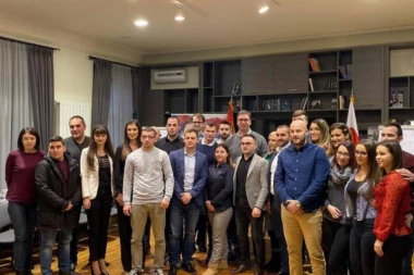 (FOTO) "Danas sam posebno srećan": Vučić se sastao sa omladinom SNS!