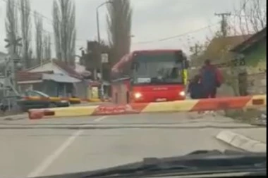 (VIDEO) PA OVO JE VAN PAMETI! Manje od godinu dana od tragedije u Donjem Međurovu, vozač autobusa opet iskušava sudbinu!