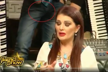 Hit na Internetu: Dok pevačica priča o švaleracijama, harmonikaš iza nje opušteno d*ka!