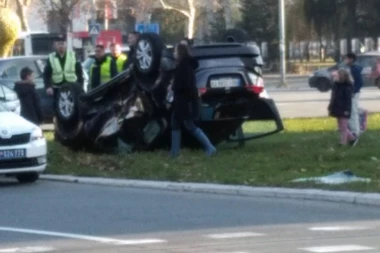 (FOTO) Karambol na Novom Beogradu: Jedno vozilo se prevrnulo na krov