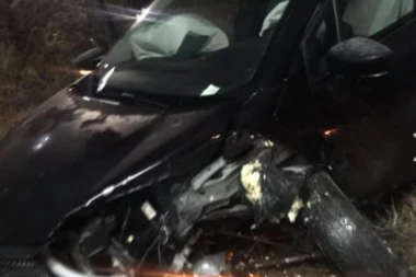 (FOTO) Jeziv prizor sa lica mesta: Poznata voditeljka doživela saobraćajnu nesreću!