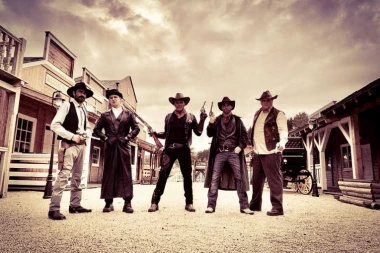 (VIDEO) "Emotivno minirani" Van Gogh prljavi šerif, hladni barmen, kobni bogataš i pakosni kauboj u spotu "čudne gravitacije"!