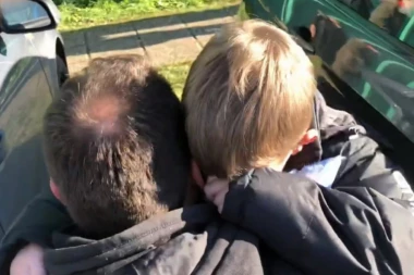 (VIDEO) Ovaj snimak je rasplakao region: Dečak slao poruku ocu koji radi u Nemačkoj, a onda je usledilo iznenađenje!