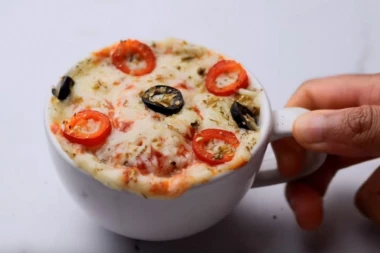 (VIDEO) Apsolutni hit na internetu! Ceo svet poludeo za receptom: Ovako se pravi pica u šolji za 2 minuta!