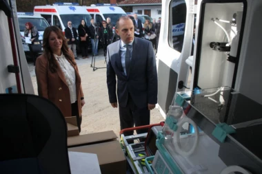 Zdravstvenim centrima i domovima zdravlja u Aranđelovcu uručeno 12 sanitetskih vozila