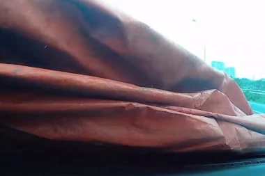 (VIDEO) TUĐ NEMAR GA UMALO KOŠTAO GLAVE: Otkačila se cirada sa kamiona ispred, a onda je usledilo OVO!