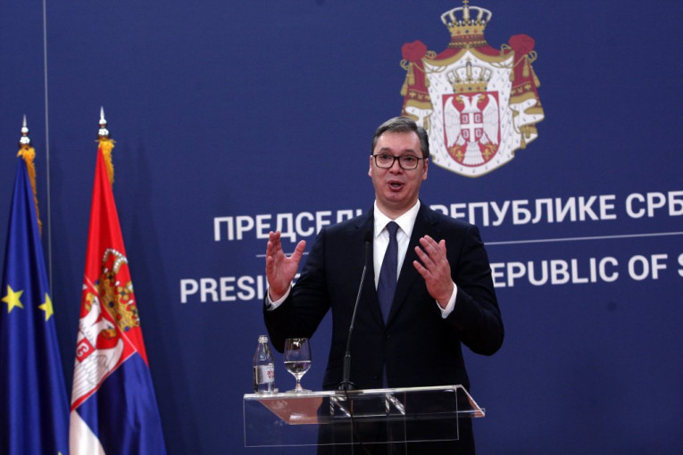 Vučića svi optužuju da doliva "ulje na vatru" jer je uz Srpski narod u CG