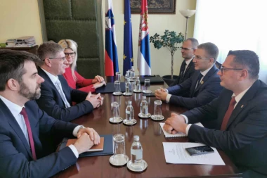 (FOTO) Srbija i Slovenija u borbi protiv korupcije: Juriš na prljave policajce!