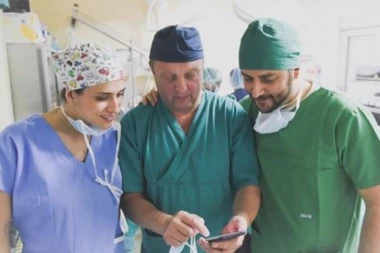 Poznati beogradski zubar dr Marko Kozomara otkriva sve o implantatima: Evo koje vrste postoje i kako se ugrađuju