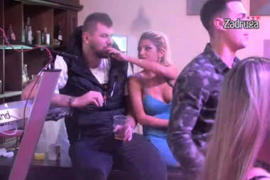 (VIDEO) Čekao da se pogase svetla, pa navalio k'o mladi majmun: Pogledajte šta Janjuš radi Šopićki u krevetu, dokaz da je varao ženu je tu!